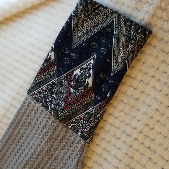 Umgee scarf print waffle knit top - Picture 4 of 7